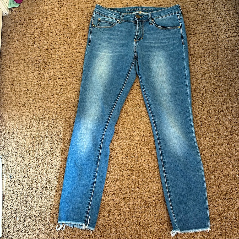 Mid-rise blue jean cut off. Comfortable. Stretchy. Inseam 29 1/2. Washed out.